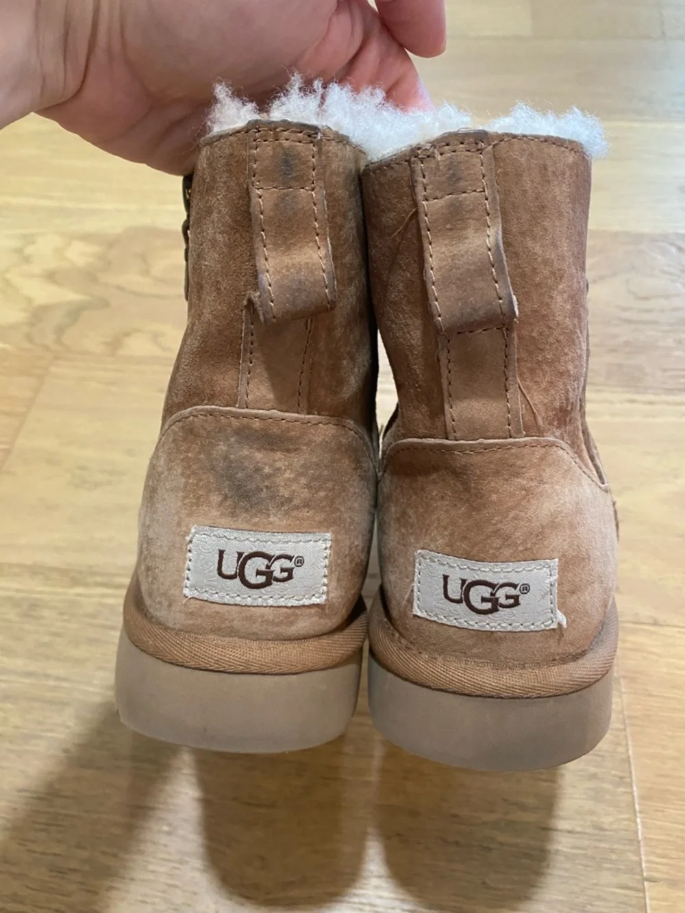 UGG women’s Classic Mini Ankle Boot - Chestnut tan size 9 GUC